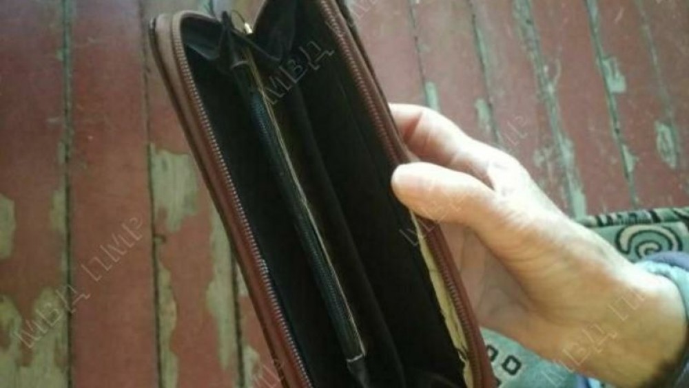 GRAV: Un bărbat a furat banii mamei sale de 73 de ani pentru a-și cumpăra alcool